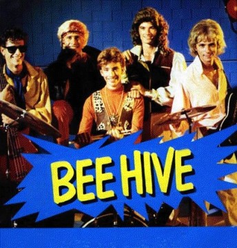 Bee Hive significa Alveare, sapevate? Tralatro la band si è riuniuta recentemente!