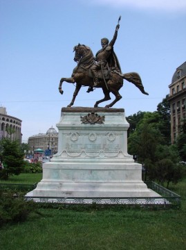 Statua in suo onore a Bucarest.