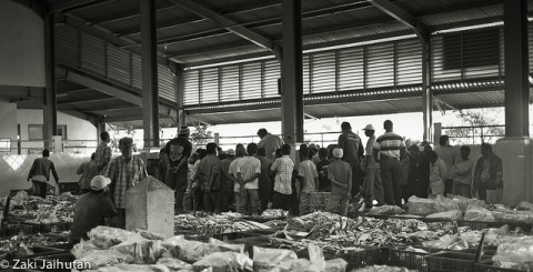Un'asta al mercato del pesce di Jakarta