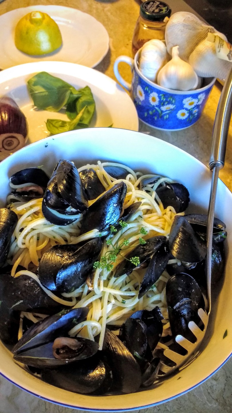 Whoever holds this cozze, if he be worthy, shall possess the power of vongole.