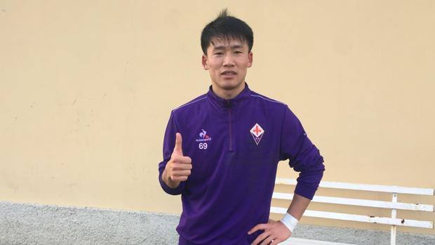 Song Hyok Choe con la maglia della Fiorentina