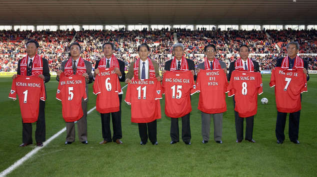 Alcuni dei giocatori della nazionale della Nord Corea del 1966 a Middlesbrough nel 2002