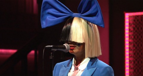 Sia al Saturday Night Live con la sua classica parrucca che gli nasconde il volto