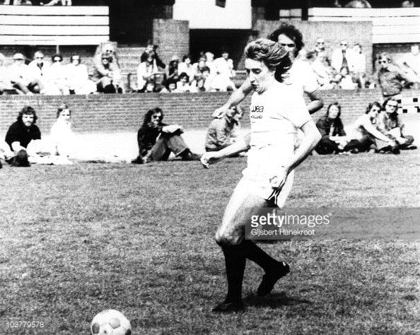 Un giovane Rod Stewart gioca a calcio ad Amsterdam, foto: gettyimages