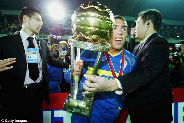 Un giovane Carlos Tévez con il trofeo della Coppa Intercontinentale del 2003, foto:
