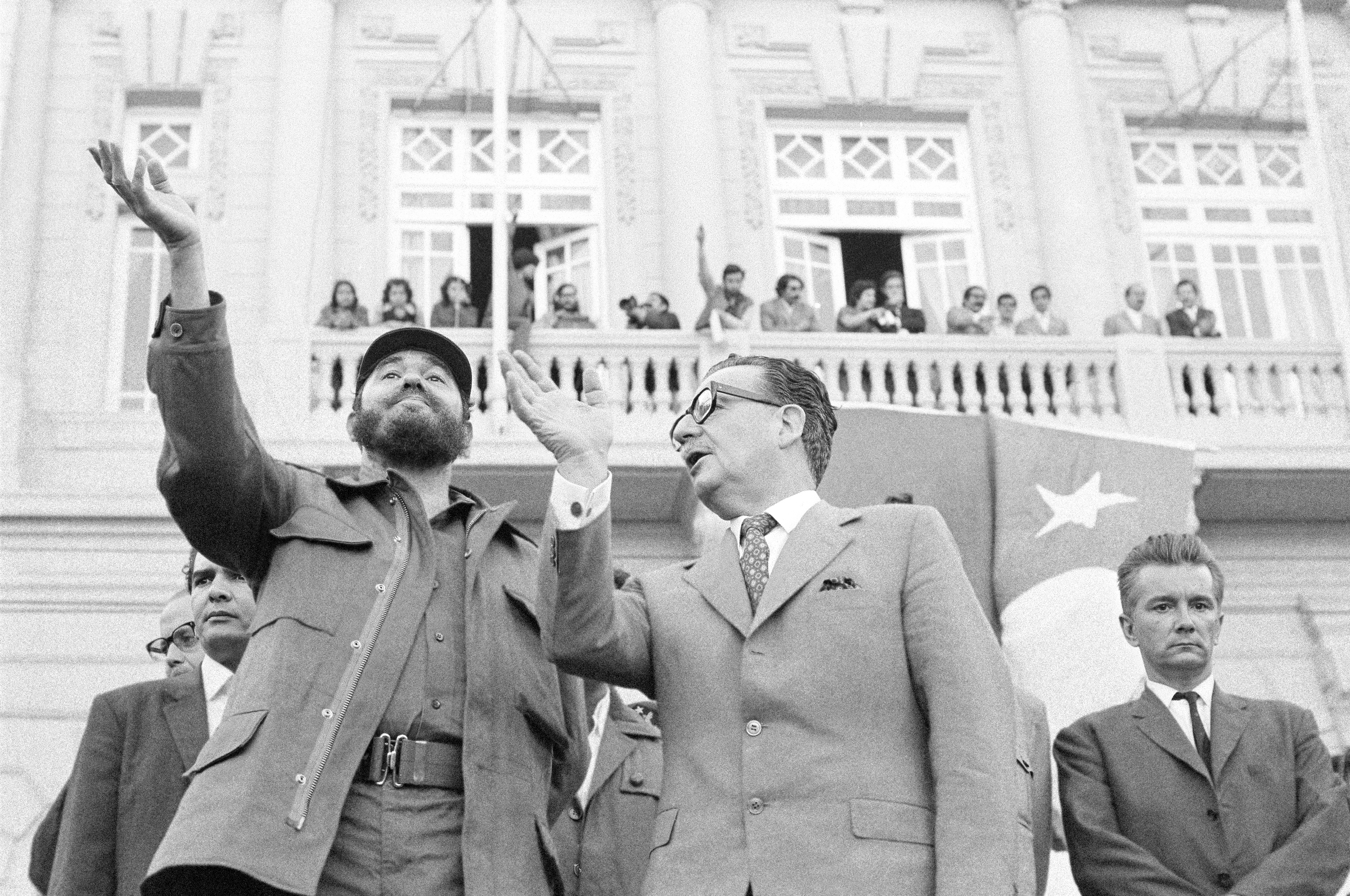 Nel Novembre del 1971, Fidel Castro compì una visita di stato lunga un mese in Cile. Questo venne preso dalle Opposizioni come un segnale che fosse in corso un tentativo di portare il paese sulla stessa via di Cuba.