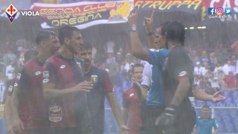 I giocatori del Genoa, notoriamente idrofobi, implorano l'arbitro di non sospendere il match