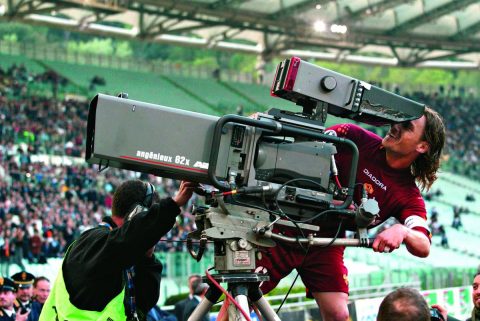 Totti si improvvisa cameraman dopo un gol siglato nel Derby - FOTO: profilo ufficiale Twitter AS Roma
