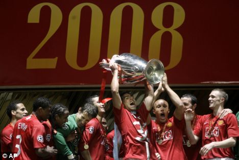 Carlos Tévez solleva la Champions League al cielo di Mosca, foto: AP