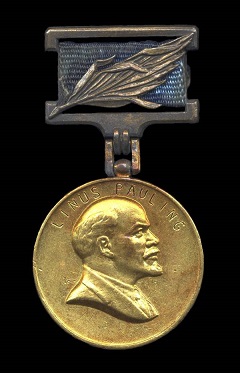 Nel 1972 Allende venne insignito con Leonid Brezhnev del Premio Lenin per la Pace