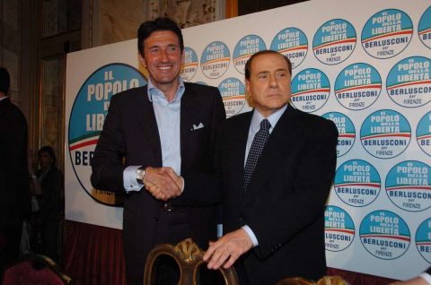 Galli insieme a Berlusconi durante un comizio - FOTO: La Presse