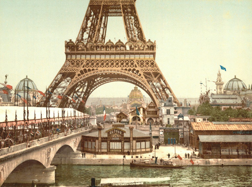 La Tour Eiffel e i padiglioni all'Esposizione Universale di Parigi, foto colorizzata, 1900.