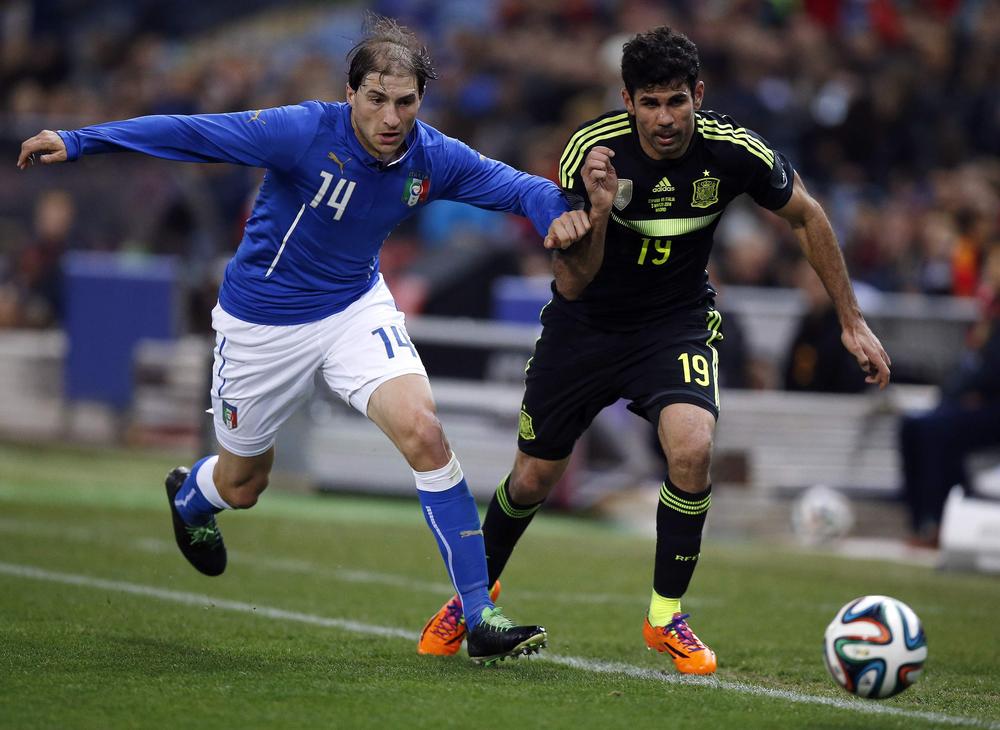 Gabriel Paletta nel suo esordio in azzurro contro Diego Costa in un'amichevole contro la Spagna, foto: reuters