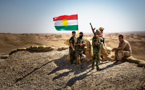 Un gruppo di peshemerga con sullo sfondo il bucolico paesaggio iracheno.