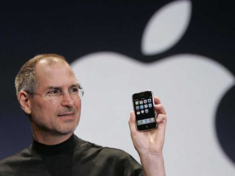 Steve Jobs lancia il primo iPhone