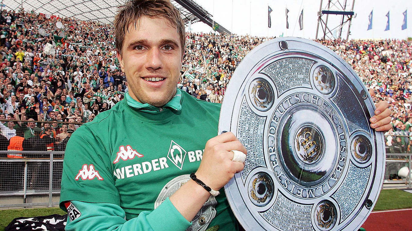 Ivan Klasnic con il trofeo del Meisterschale vinto nella stagione 2003/04 al Werder Bream, foto: imago