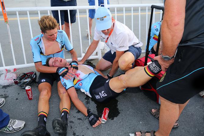 Il ciclista belga Enzo Wouters svenuto per il troppo caldo.