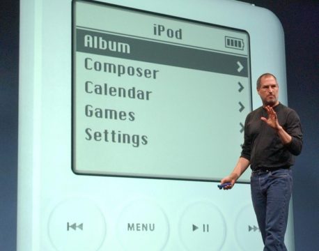 Steve Jobs che illustra l'interfaccia del primo iPod al pubblico