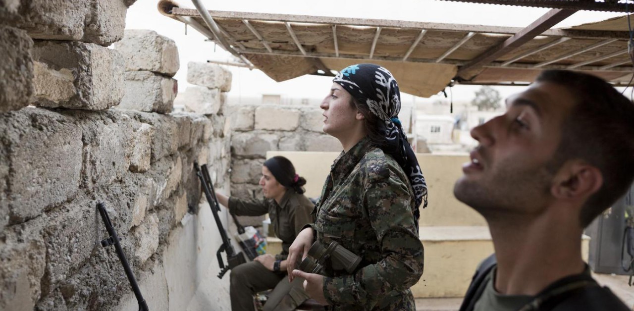 Combattenti curdi in un bunker presso Rabia