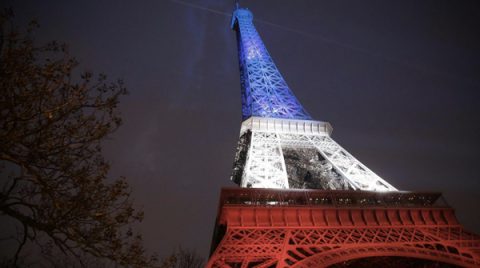 La Tour Eiffel si veste del tricolore francese, immediatamente dopo gli attentati (foto Wired)