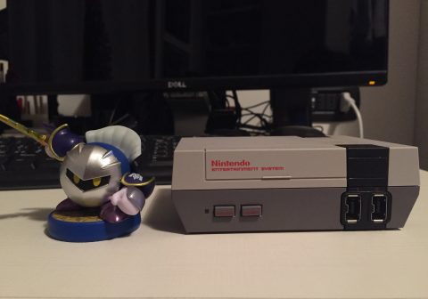 Le dimensioni del NES Mini rispetto a una statuetta Amiibo