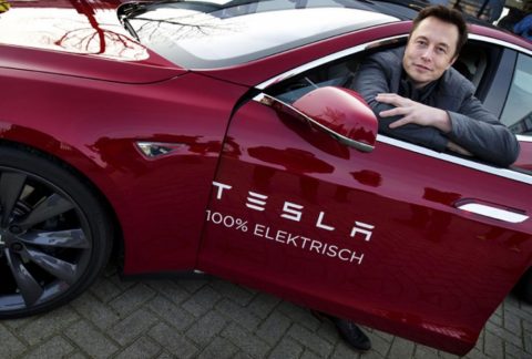 Elon Musk nella Tesla Model S.
