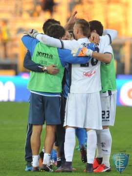 Serie A 11° turno: San Lukasz Skorupski festeggiato dai compagni