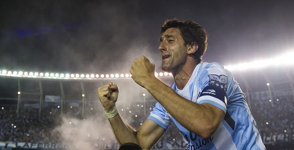 Diego Milito, commosso, che festeggia il titolo di Primera Divisiòn Argentina vinto con il Racing Club