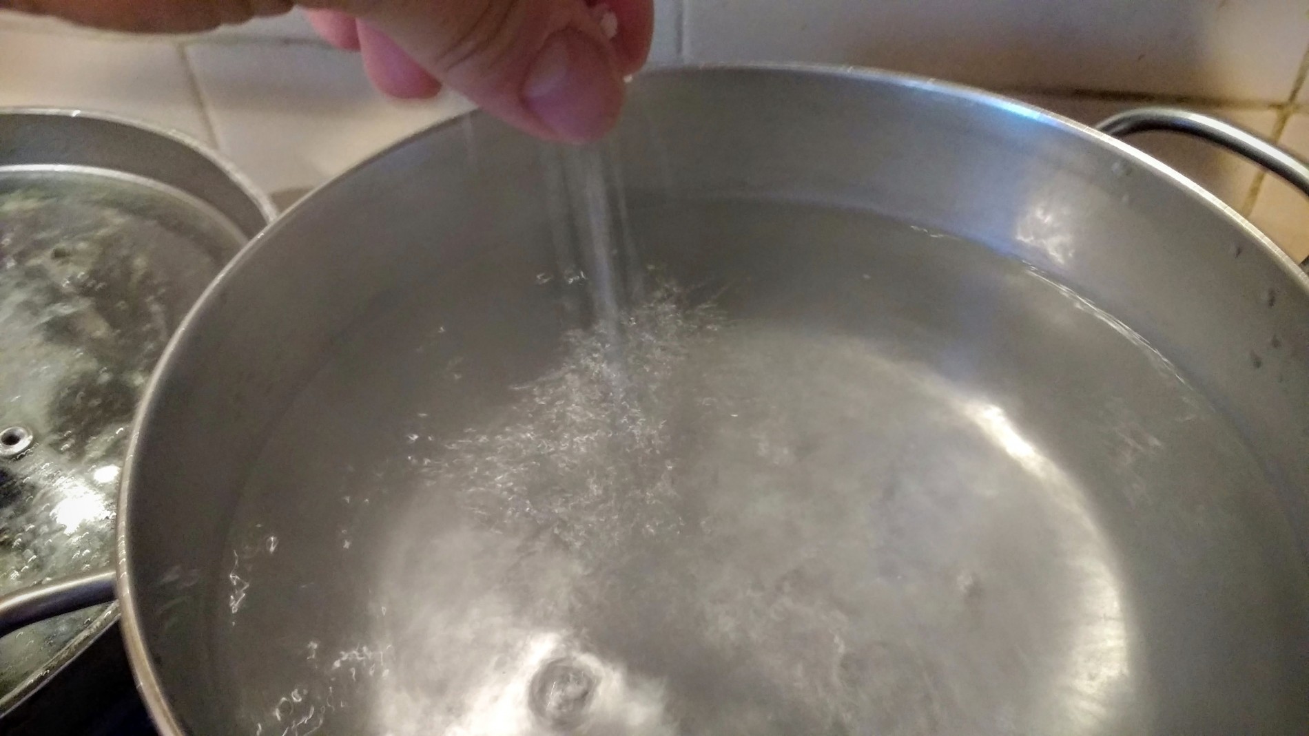 Oltre a insaporire la ricetta, il sale è utile sopratutto per mantenere la temperatura dell'acqua durante la cottura della pasta, l'acqua salata infatti bolle a una temperatura più alta di quella distillata così da compensare la perdita di calore dovuta all'inser