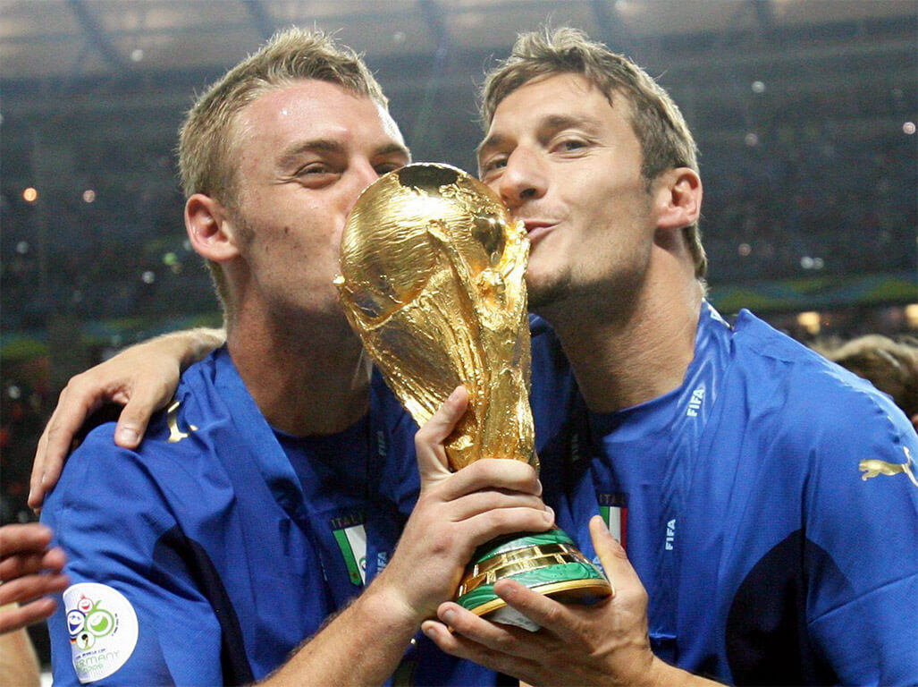 Francesco Totti e Daniele De Rossi che baciano la Coppa del Mondo vinta nel 2006, foto: corriere.it