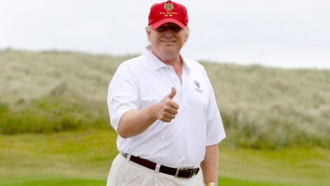 Donald Trump su un campo di golf in Scozia (foto qz.com)