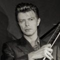 David Bowie (1947-2016) in una foto del 1990